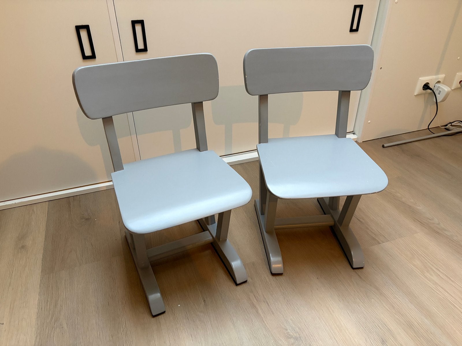 2 grijze kinderstoelen, ideaal voor speelhoek, Ophalen, Zo goed als nieuw, Stoel(en)