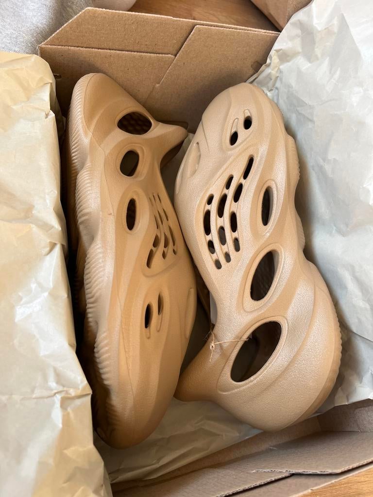 Yeezy Foam RNR maat 44 1/2, Kleding | Heren, Schoenen, Verzenden, Nieuw, Bruin, Slippers
