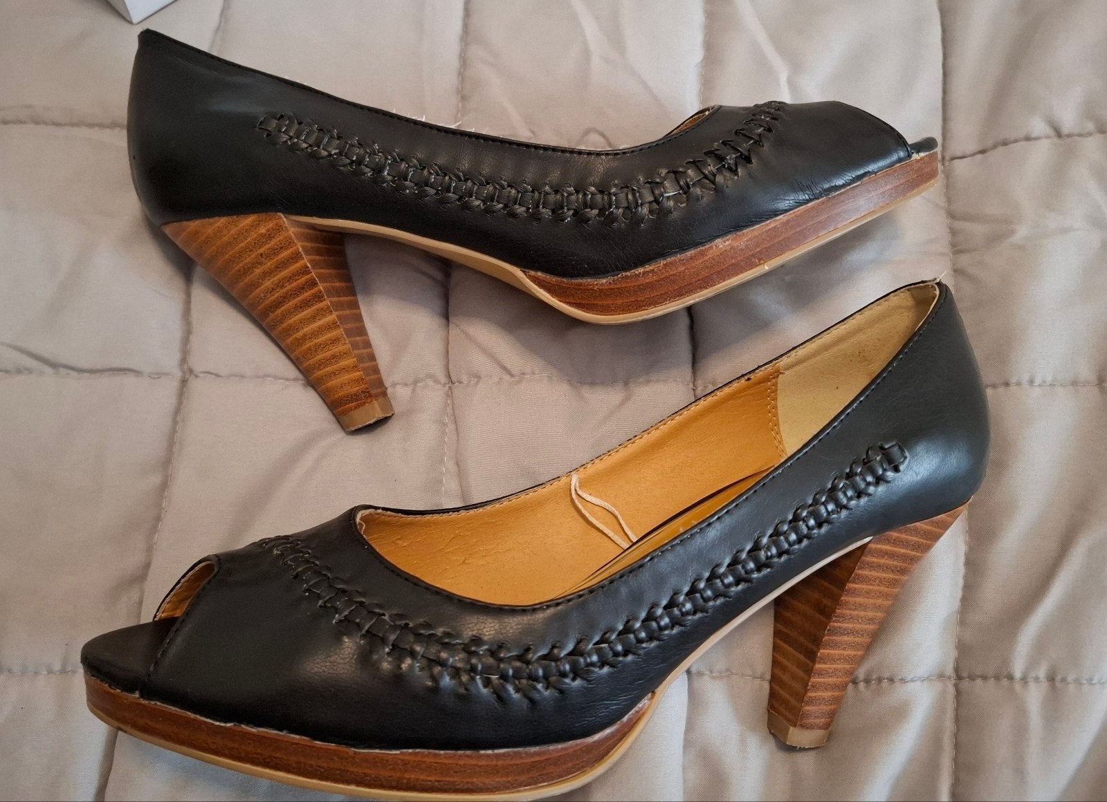 Mooie peeptoo lederen pump maat 41, Kleding | Dames, Schoenen, Zo goed als nieuw, Zwart, Ophalen of Verzenden