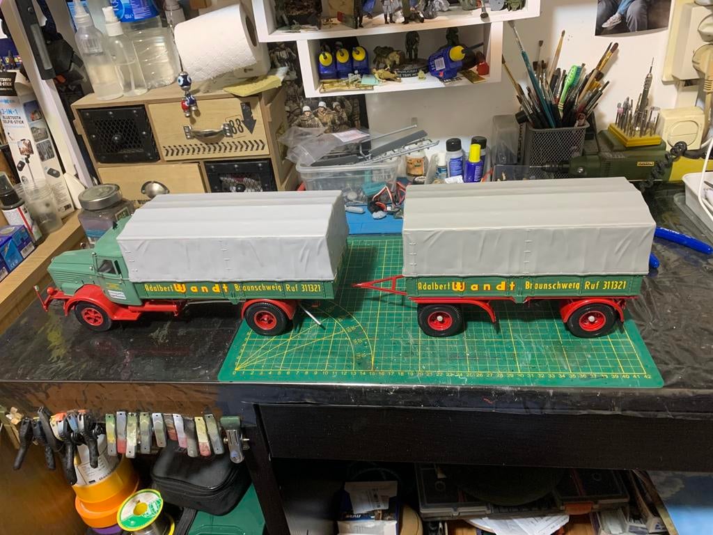 Büssing 8000 S13 truck schaal 1:24 met vitrine bij, Hobby en Vrije tijd, Modelauto's | 1:24, Ophalen, Gebruikt, Bus of Vrachtwagen