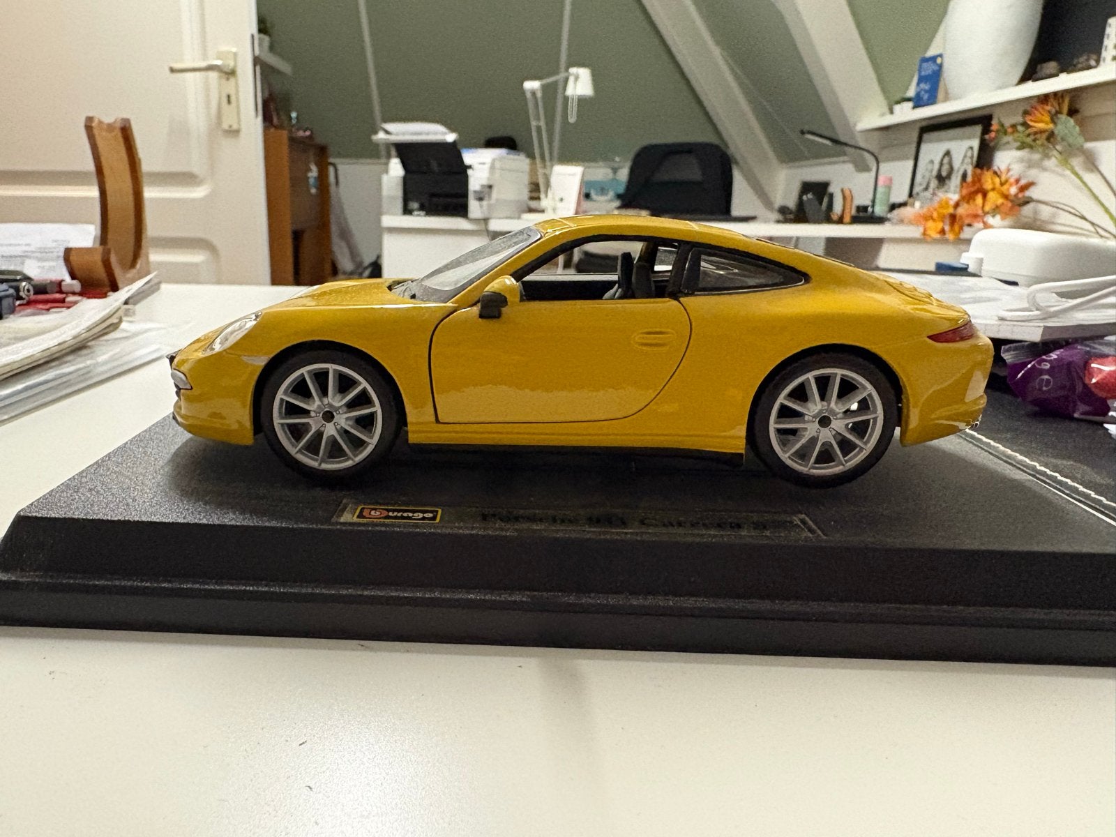 Burago Porsche 911 Carrera S Geel Modelauto, Ophalen of Verzenden, Zo goed als nieuw, Auto