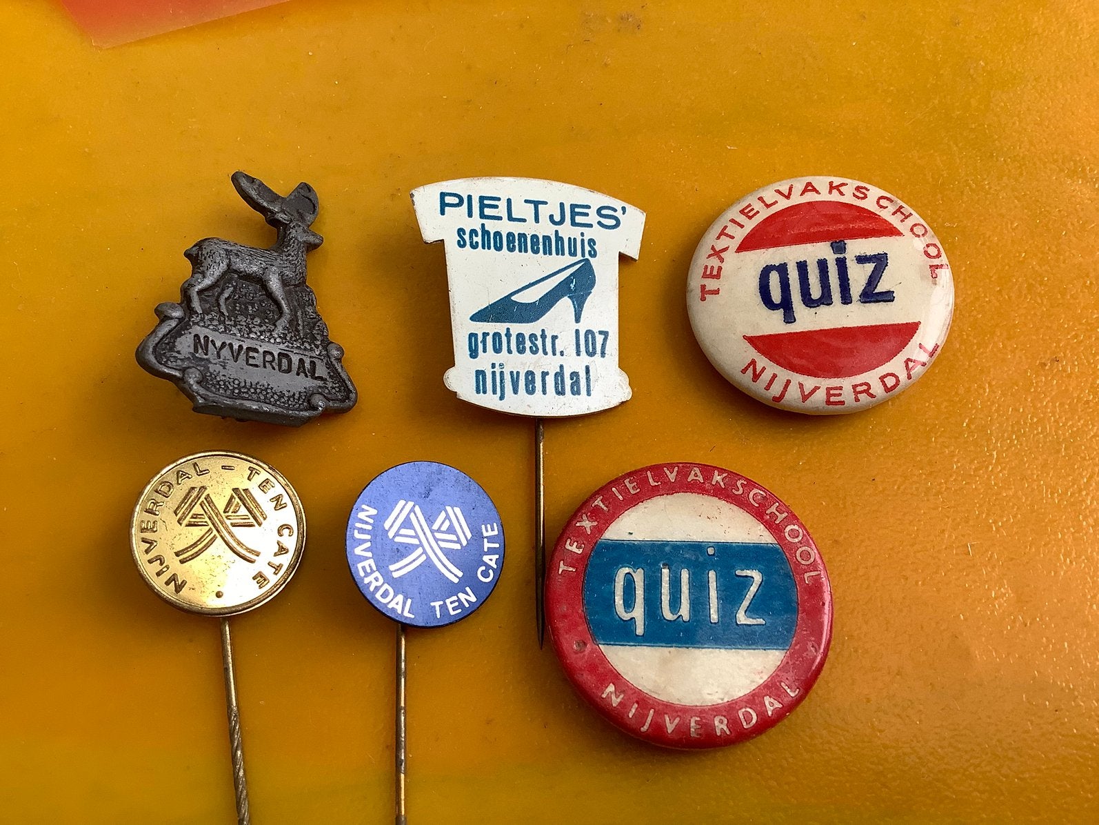 6x Nijverdal speldje button broche, Ophalen of Verzenden, Gebruikt, Stad of Land, Speldje of Pin