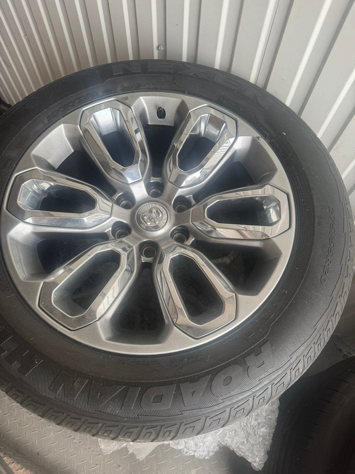 Dodge Ram velgen 20inch met all Season banden, Auto-onderdelen, Ophalen, 20 inch, All Season, Banden en Velgen