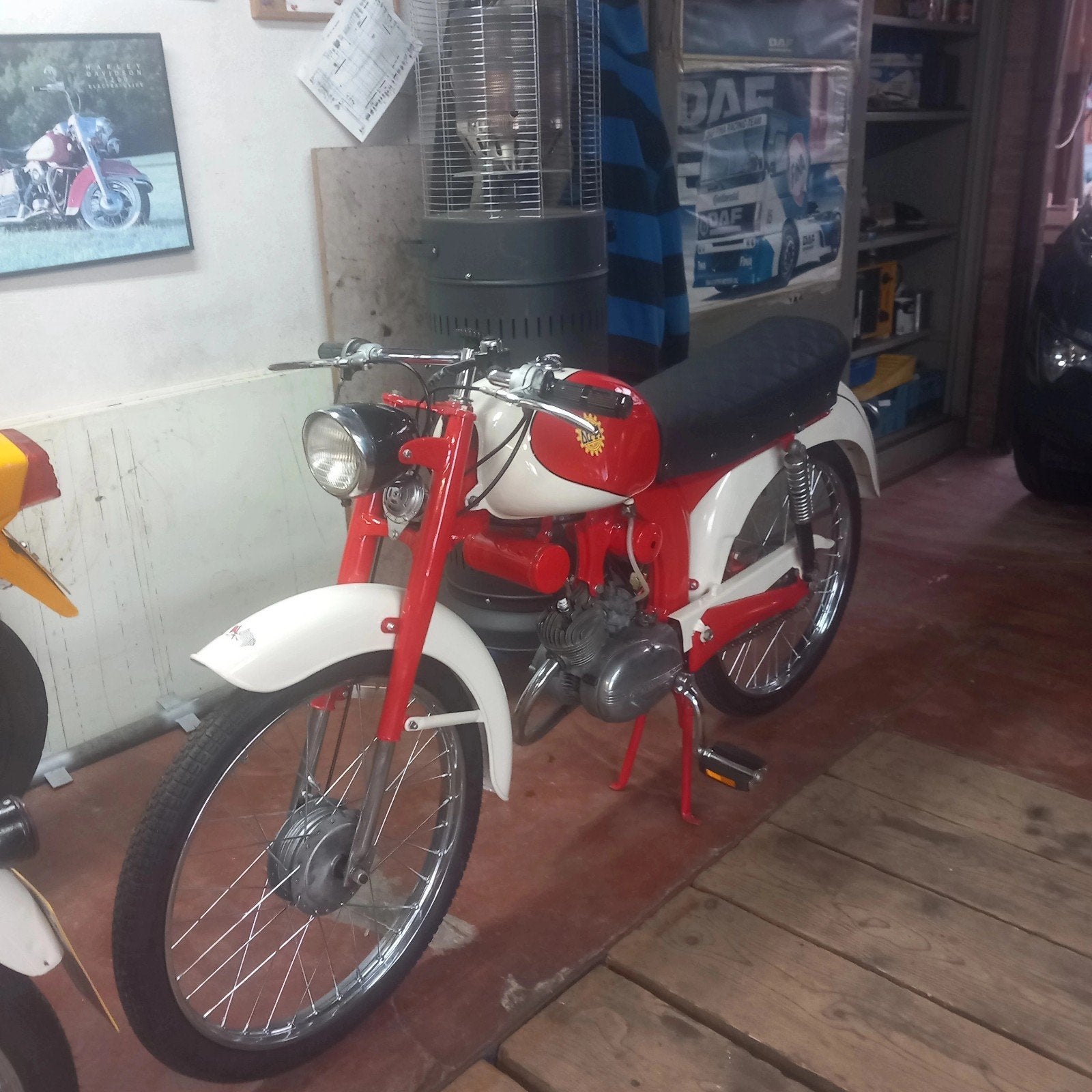 Klassieke Italiaanse bromfiets, rood/wit, goed onderhouden, Fietsen en Brommers, Brommers | Oldtimers, Ophalen of Verzenden, Maximaal 45 km/u