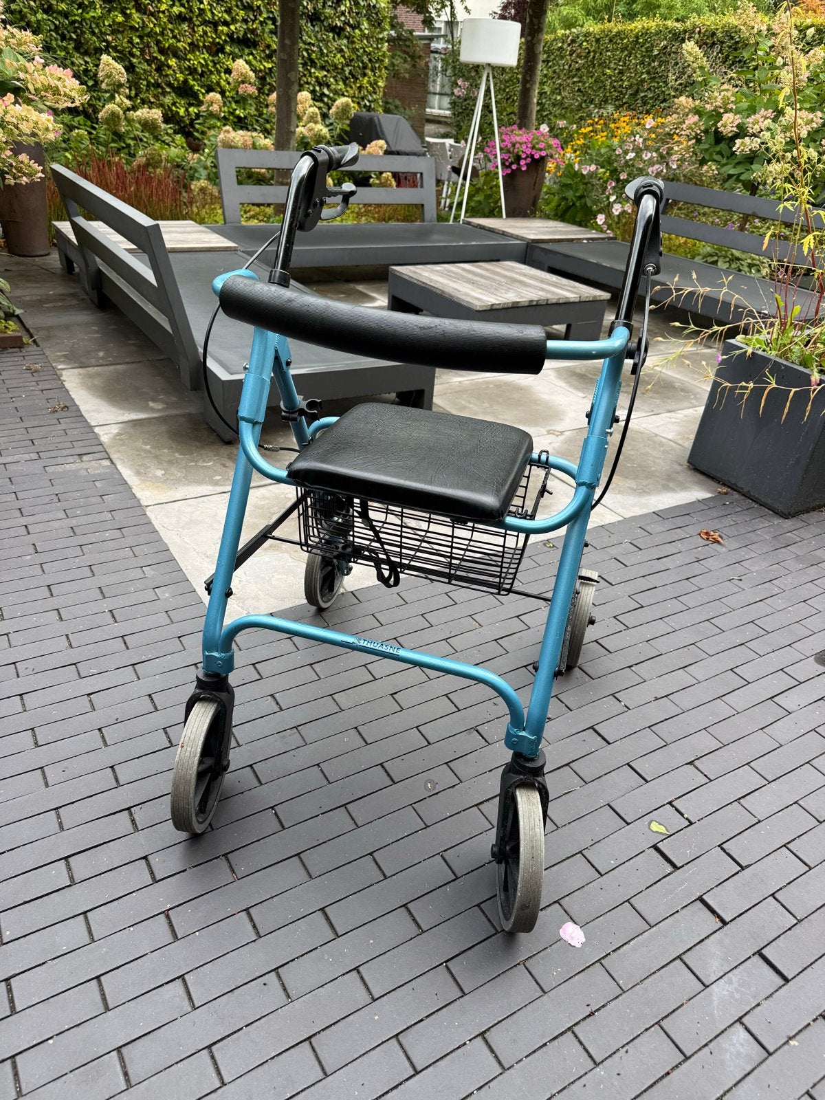 Rollator, licht blauw met mandje, Ophalen, Opvouwbaar, Gebruikt