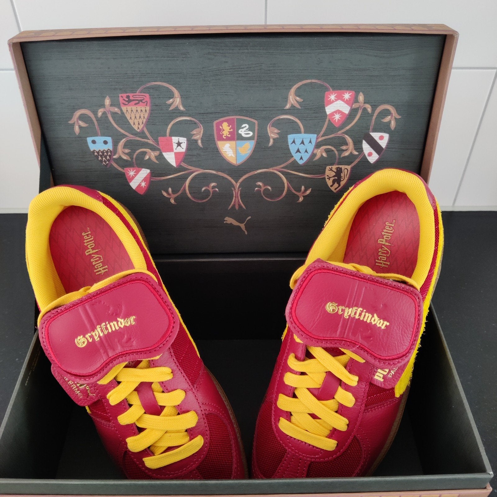 Puma Palermo Harry Potter Gryffindor Sneakers Maat 40, Puma, Nieuw, Ophalen of Verzenden, Sneakers of Gympen