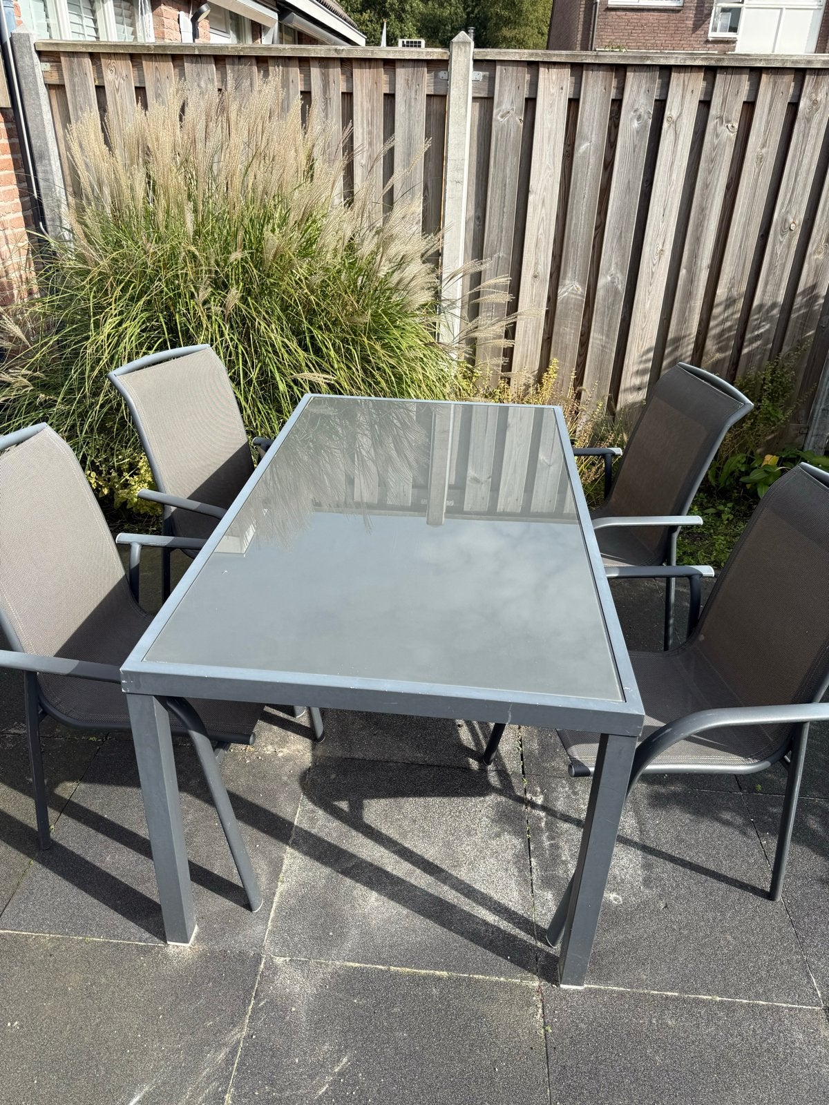 4-persoons tuinset met glazen tafel en stoelen