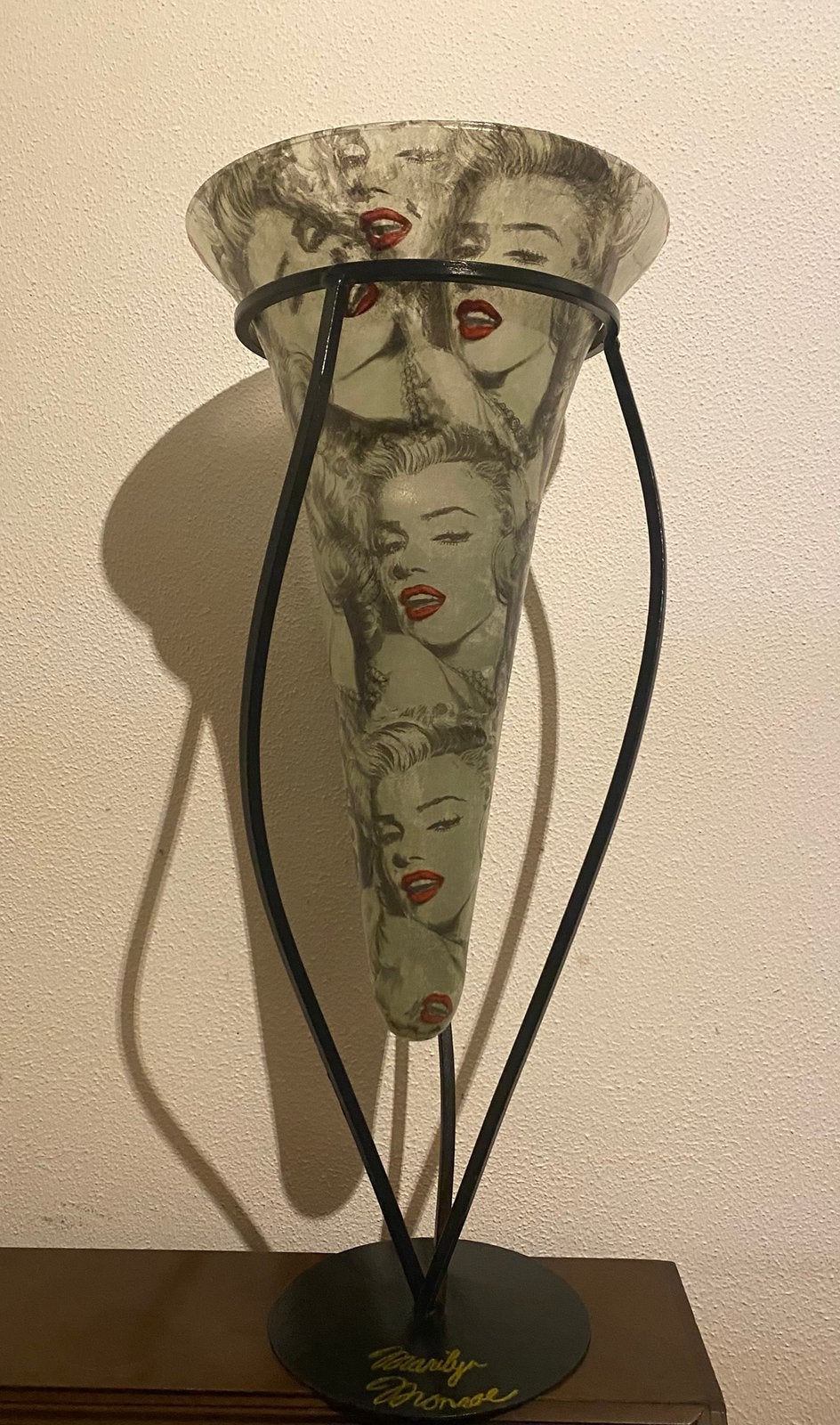 Gedecoupeerde Marilyn Monroe vaas in standaard, Ophalen, Zwart, Nieuw, Glas