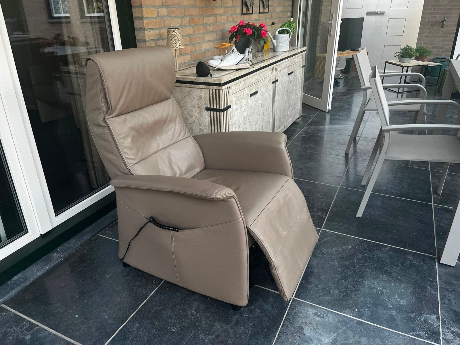 Zo goed als nieuwe sta-op stoel, elektrisch, zandkleur, Huis en Inrichting, Stoelen, Overige kleuren, Ophalen of Verzenden, Zo goed als nieuw