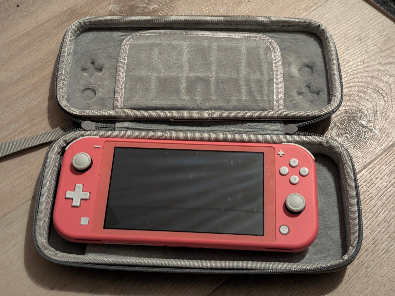 Nintendo Switch Lite Koraalrood met beschermhoes, Ophalen of Verzenden, Gebruikt, Zonder controller, Switch Original