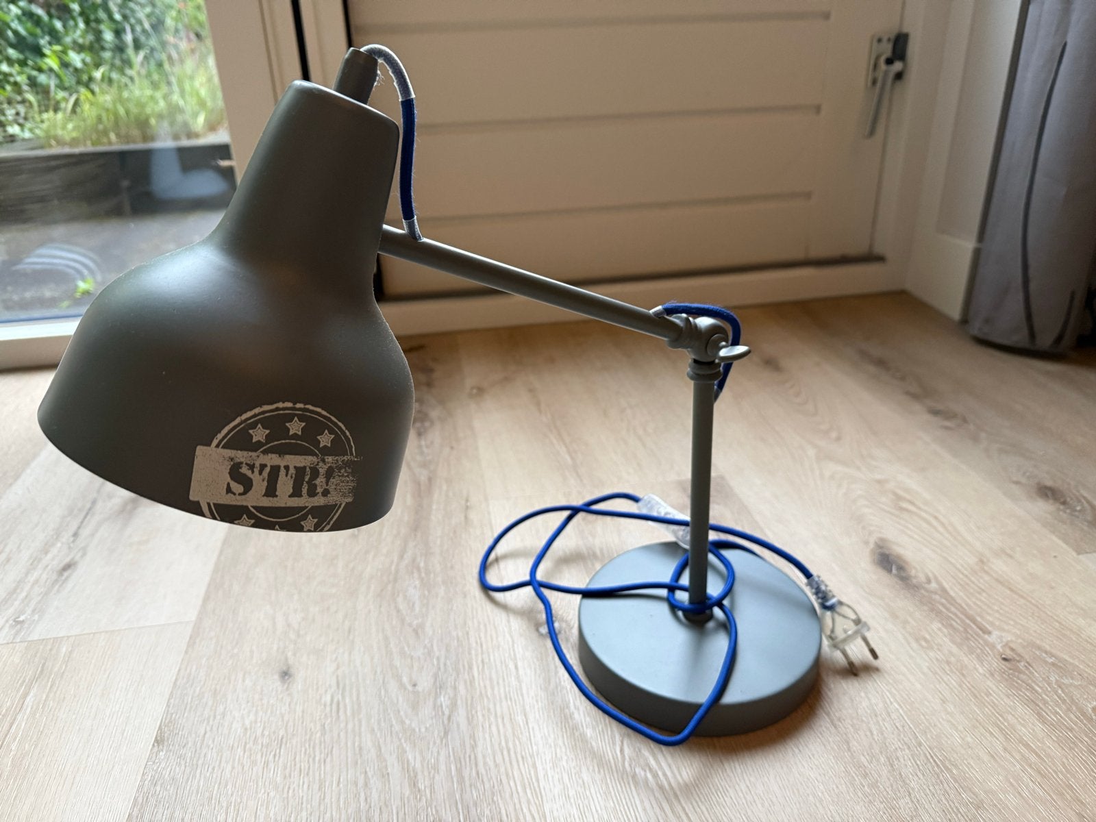 Stoer! Grijze bureaulamp voor de kinderkamer met blauw snoer, Bureaulamp, Overige merken, Zo goed als nieuw, Grijs