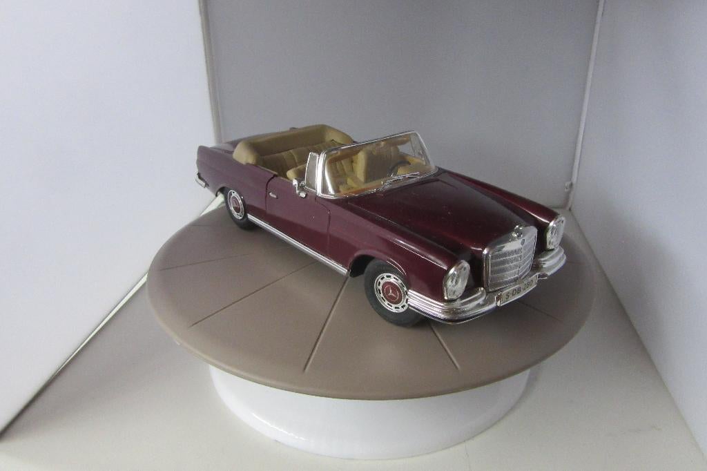 Mercedes 280 SE Cabrio 1966 1;18, Hobby en Vrije tijd, Modelauto's | 1:18, Zo goed als nieuw, Auto, Maisto, Ophalen of Verzenden