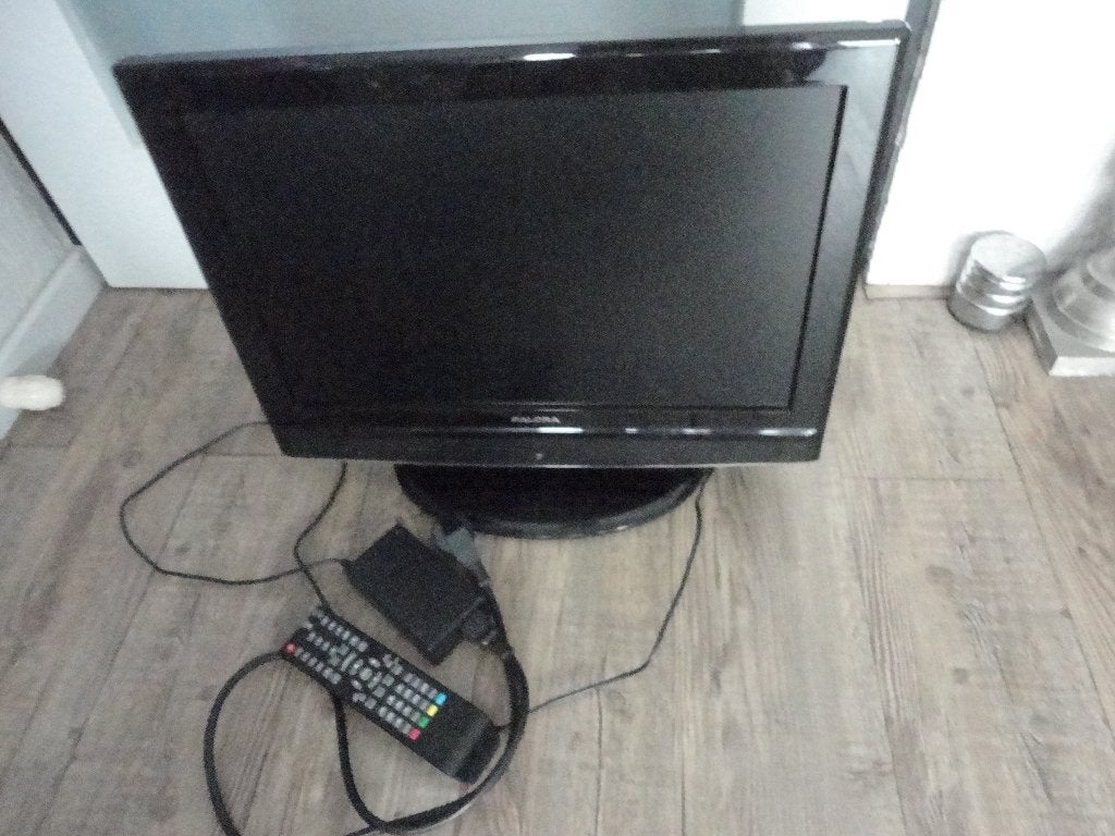 NETTE  SALORA LCD  TV 19 INCH MET DVD SPELER +MUURBEUGEL, Overige merken, Gebruikt, 50 Hz, LCD
