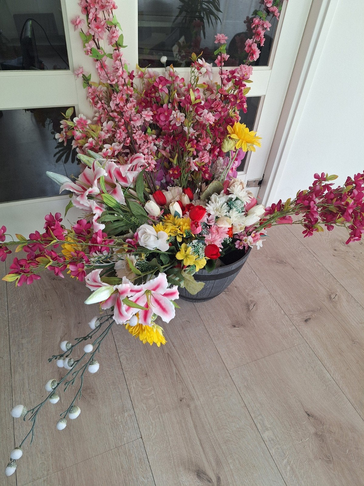 Groot boeket kunstbloemen en -takken, diverse kleuren, Binnen, Gebruikt, Textiel, Boeket