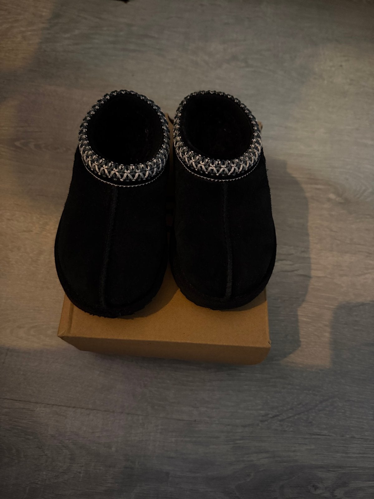 Zwarte UGG tasman - Zo goed als nieuw, Kinderen en Baby's, Kinderkleding | Schoenen en Sokken, Jongen of Meisje, Schoenen, Ophalen of Verzenden