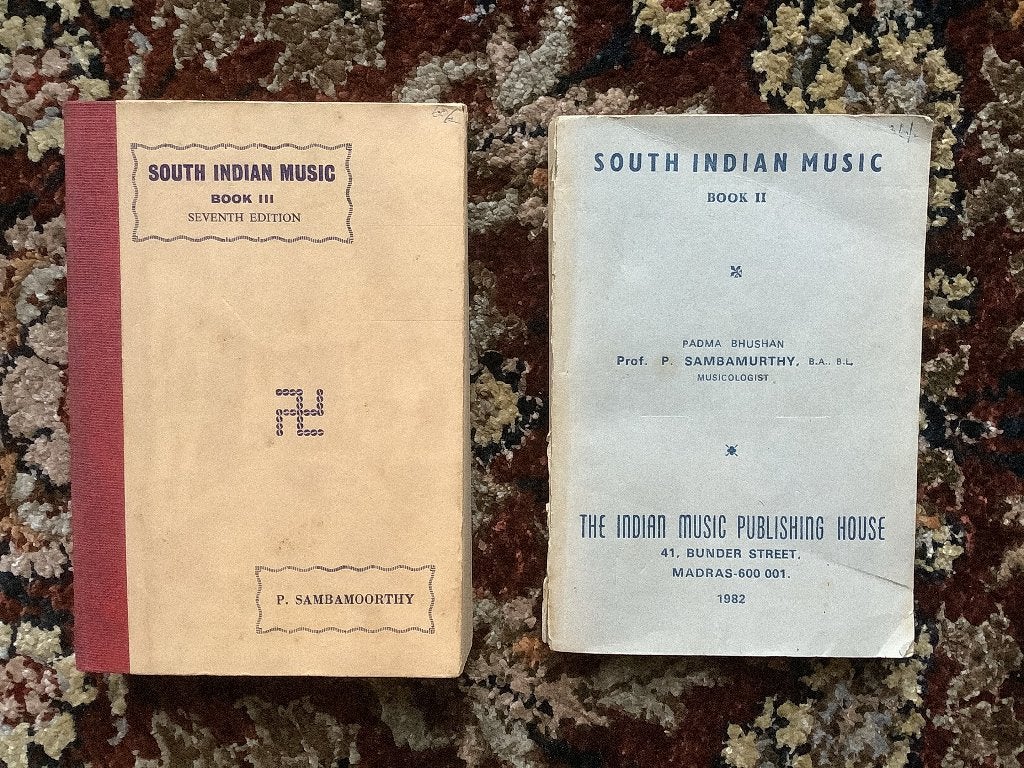 2 vintage boeken Zuid Indiase carnatische muziek theorie rag, Boeken, Muziek, Ophalen of Verzenden, Gelezen, Genre of Stijl