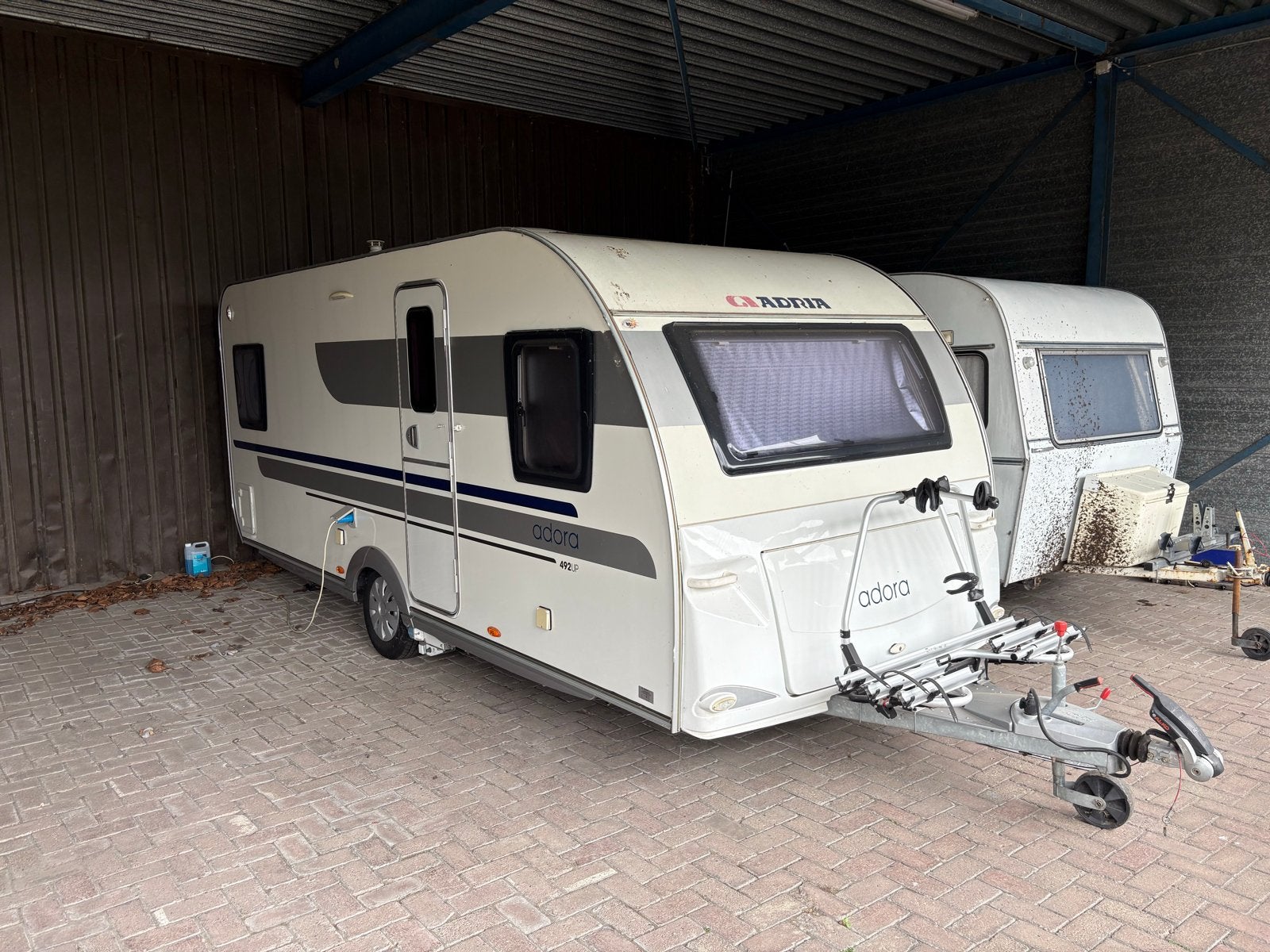 Adria Adora 492 UP met airco, Caravans en Kamperen, Vast bed, Rondzit, Kachel, Particulier