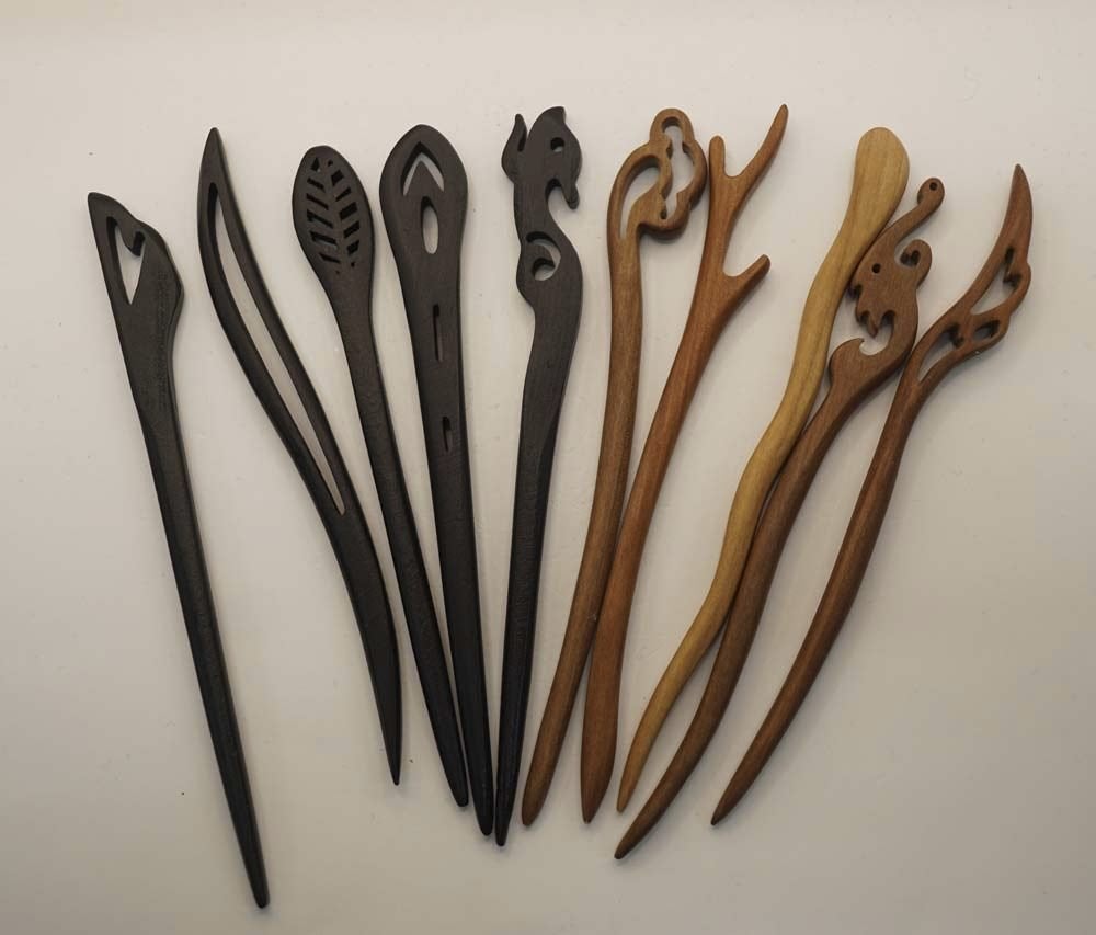 10 houten haar pinnen 5x beige, 5x zwarte sierfiguren