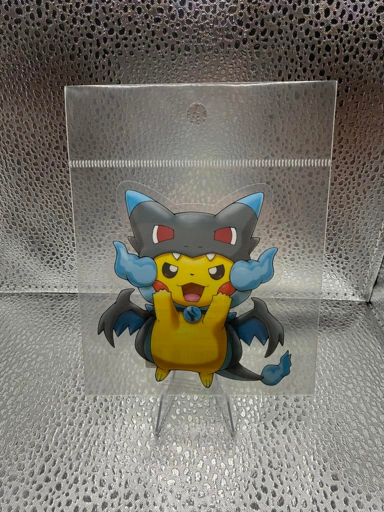 2015 Pokemon Center Poncho Pikachu x Mega Charizard Sticker, Hobby en Vrije tijd, Verzamelkaartspellen | Pokémon, Verzenden, Zo goed als nieuw