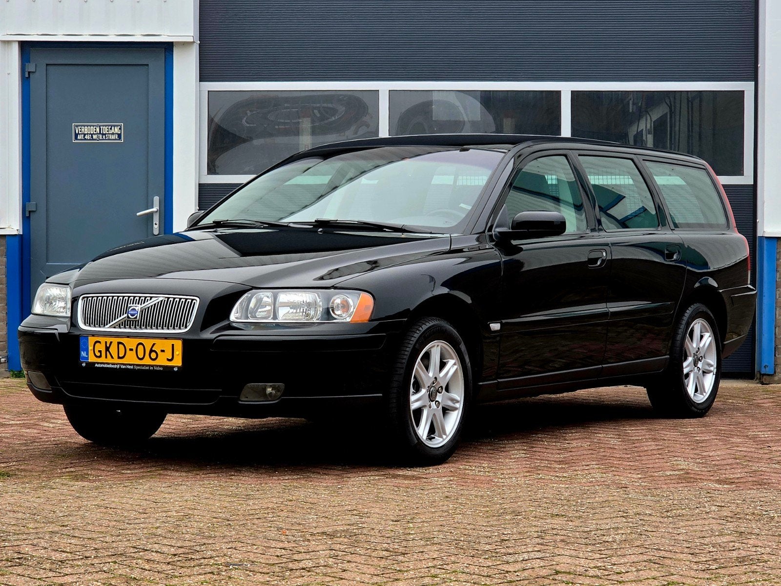 Volvo V70 2.4 youngtimer klaargemaakt voor jaren plezier, Voorwielaandrijving, 1800 kg, Zwart, Zwart