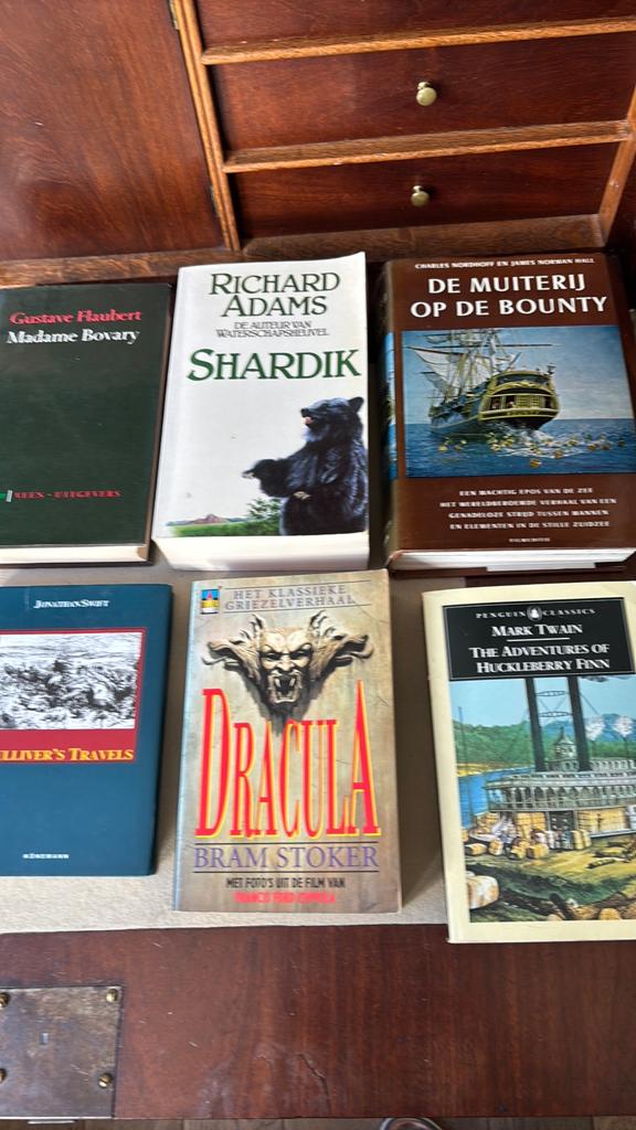 De muiterij op de bounty- Madame Bovary-Dracula-Shardik, Ophalen of Verzenden, Gelezen