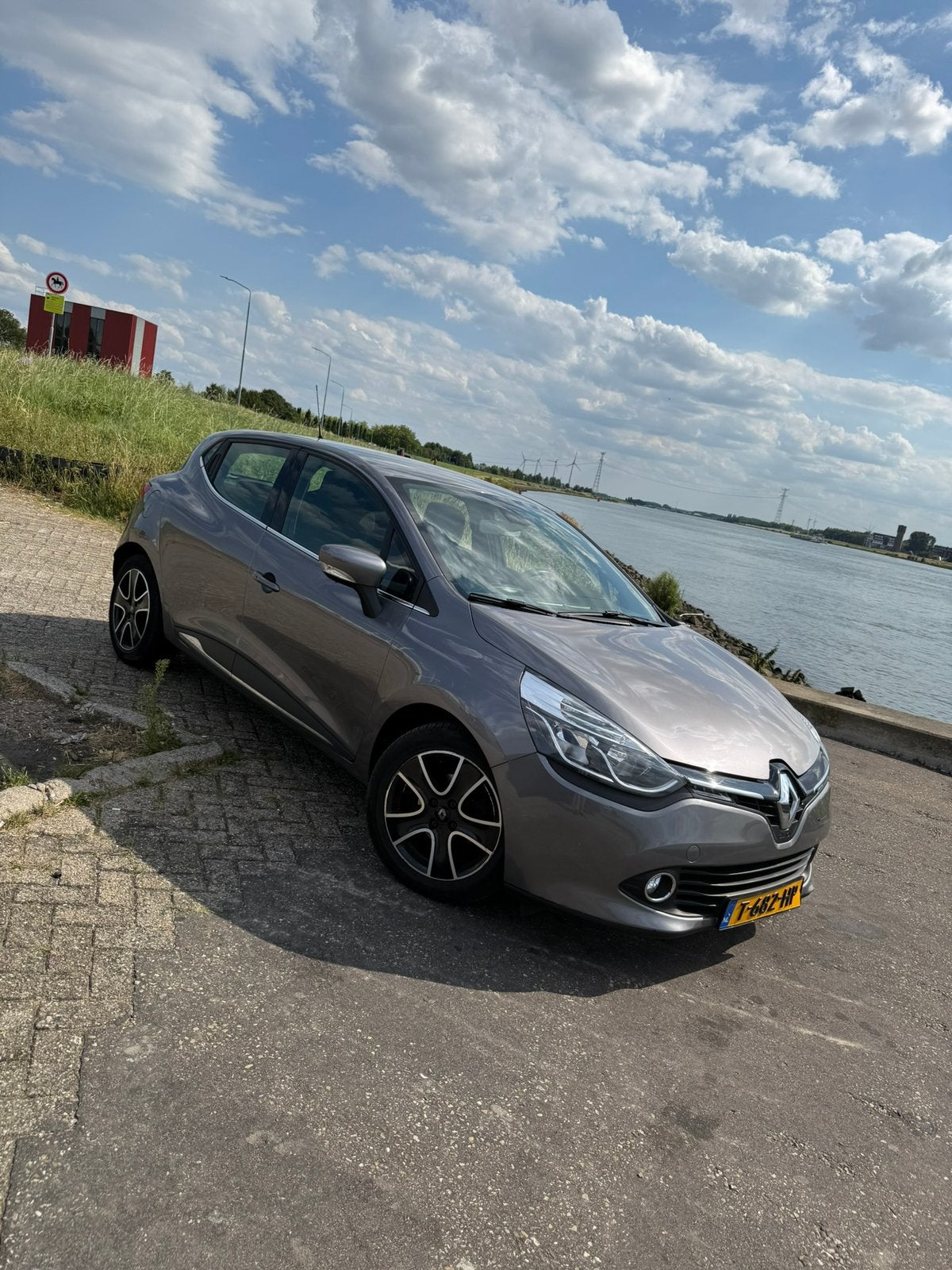 Renault Clio 1.5 DCI DIESEL 5-DRS AUT 2014 Grijs, 4 cilinders, 610 kg, Diesel, 111 €/maand