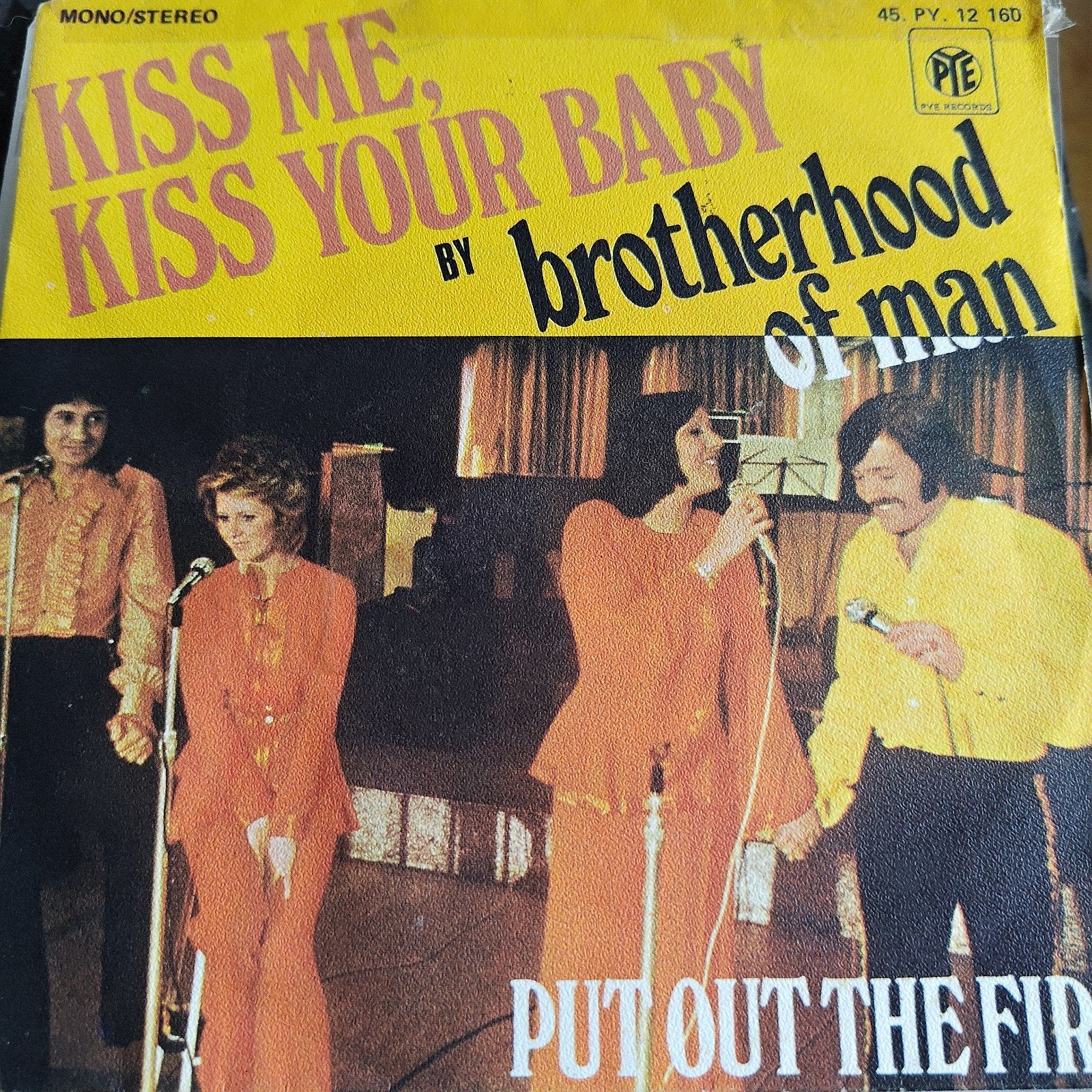 Brotherhood of Man - Kiss Me, Kiss Your Baby 7 inch vinyl, Gebruikt, Originele persing, 7 inch, Ophalen of Verzenden