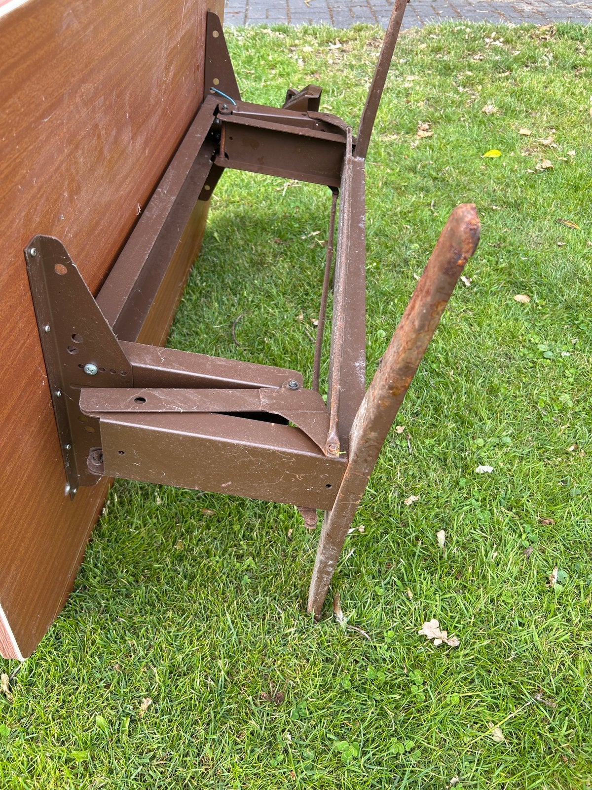 Inklaap tafeltje caravan, Ophalen