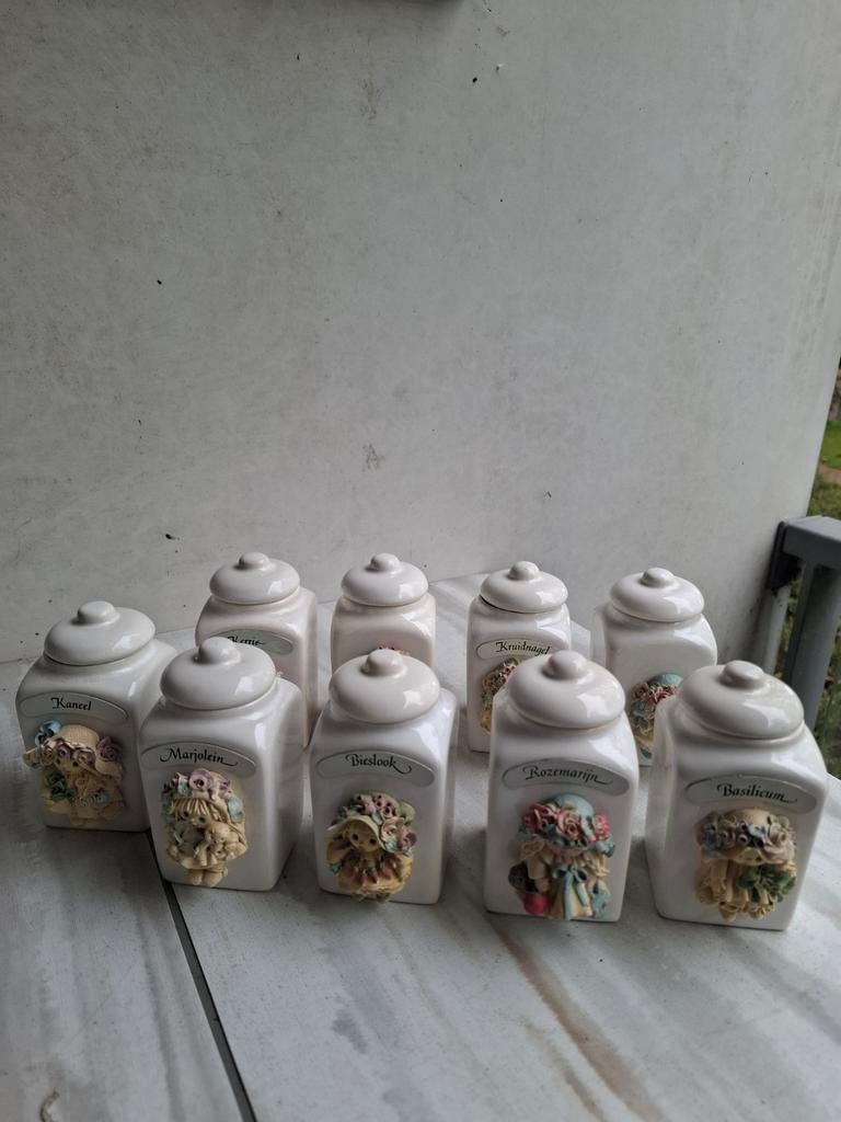Set van 9 Vintage kruidenpotjes met reliëfdecoratie, Ophalen of Verzenden, Zo goed als nieuw, Voorraadpot, Steen/keramiek