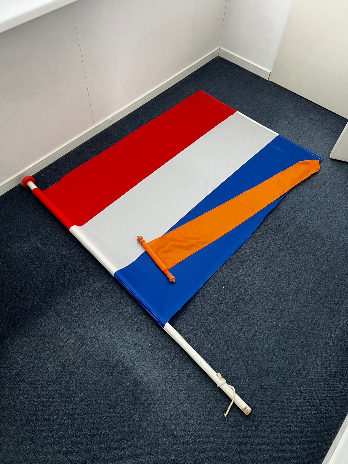 Nederlandse vlag + oranje wimpel, Ophalen, Zo goed als nieuw
