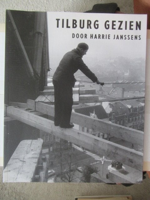 Tilburg Gezien 1955-1975 - Fotoboek door Harrie Janssens, Fotografen, Ophalen of Verzenden, Zo goed als nieuw, Harrie Janssens