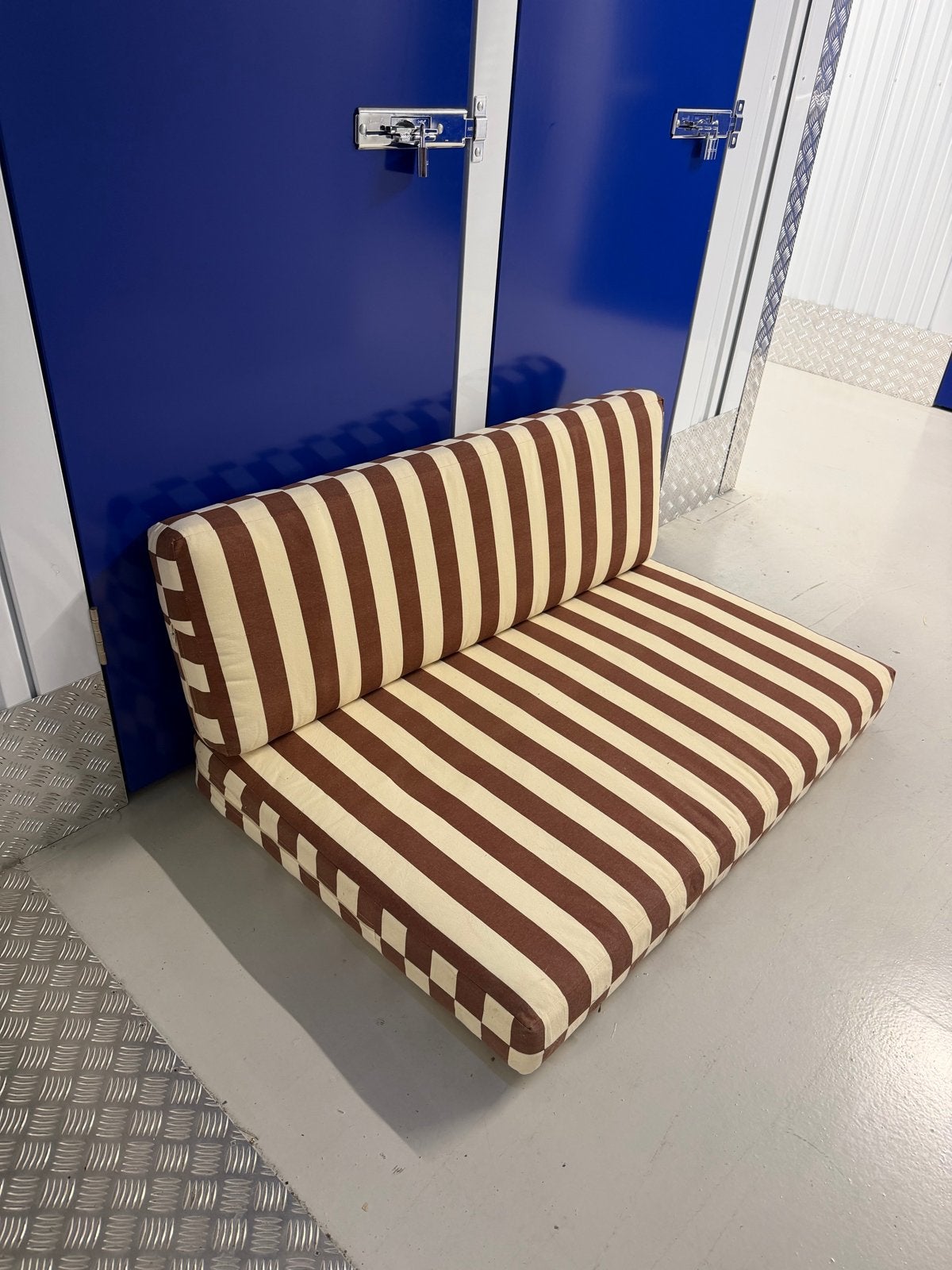 Comfortabel gestreepte zitkussens - Bruin/Crème Karwei, Ophalen, Gebruikt, Twee, Bruin