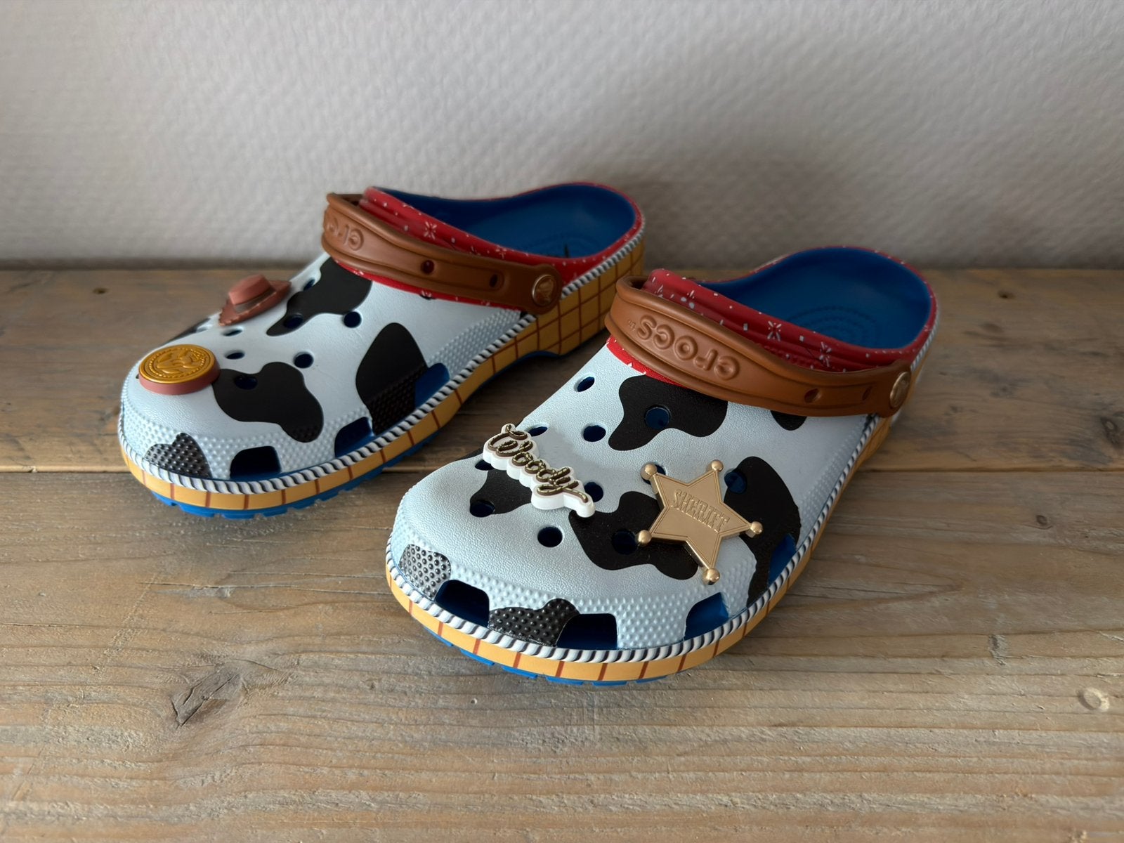 Nieuw ongedragen Crocs Classic Clog Toy Story Woody, Ophalen of Verzenden, Nieuw, Overige kleuren, Slippers