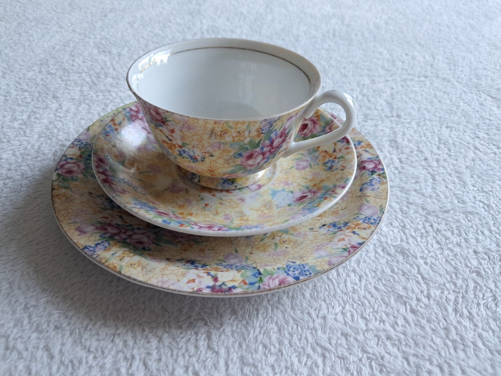 Vintage theekopje met schotel en gebaksbordje, bloemenprint, Ophalen of Verzenden