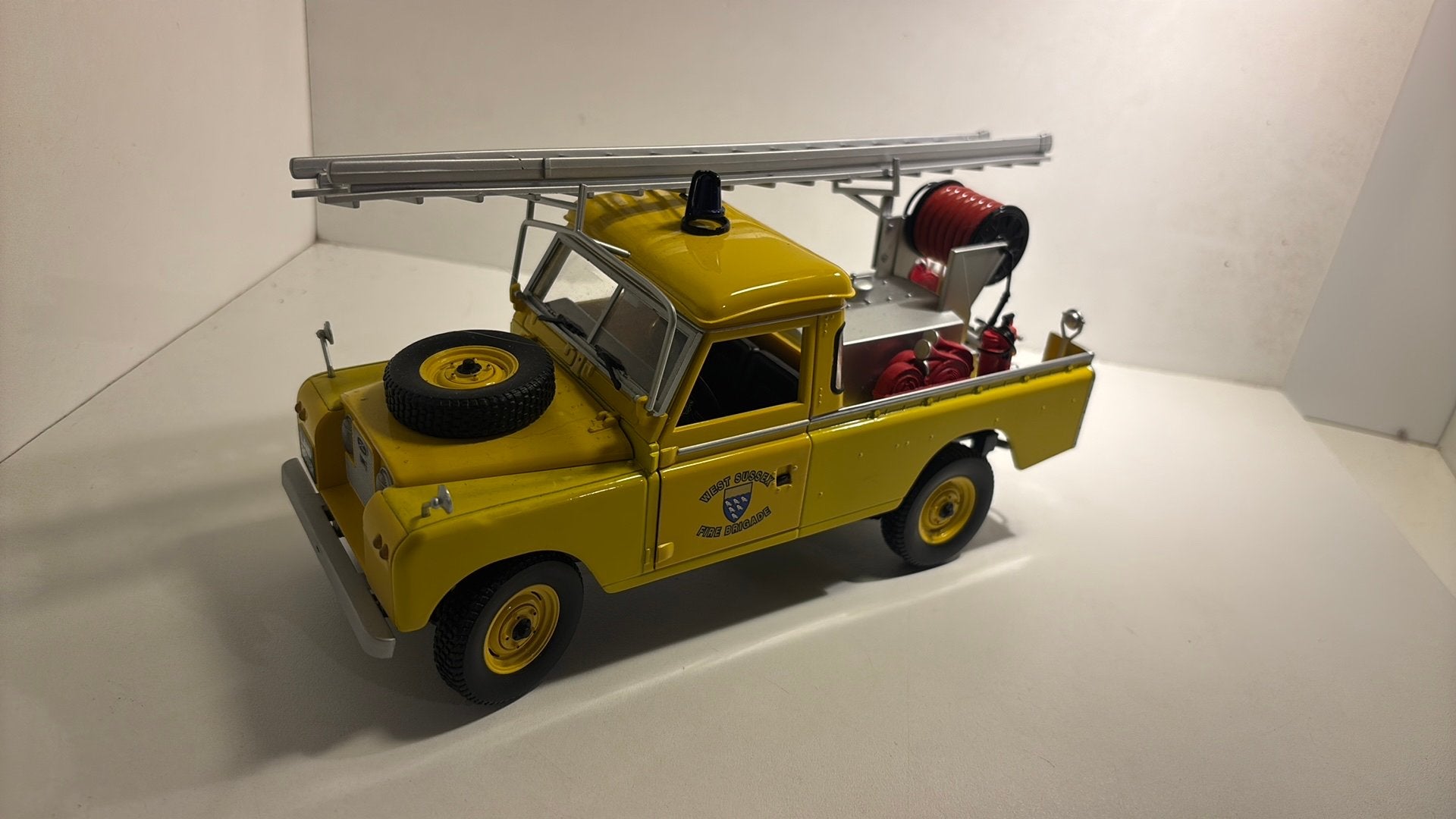 Land rover serie 2 fire brigade universal hobbies 1.18, Ophalen of Verzenden, A, A, A