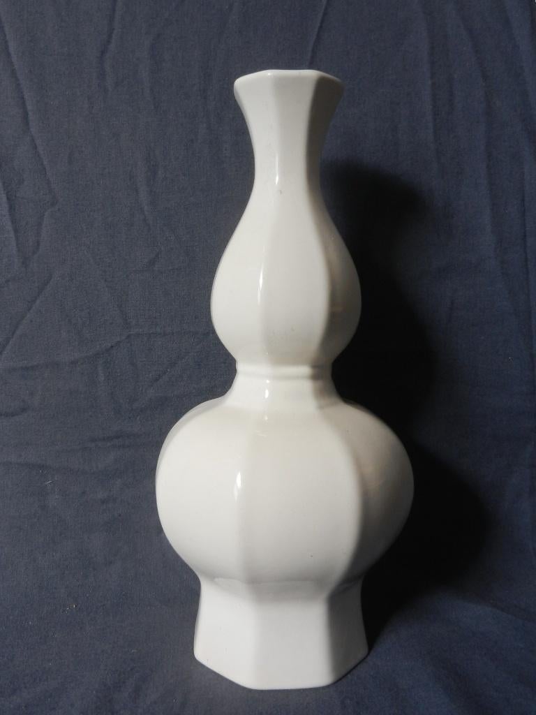 Achtzijde witte aardewerk vaas door Boch België h. 25,5 cm., Antiek en Kunst, Antiek | Keramiek en Aardewerk, Ophalen of Verzenden