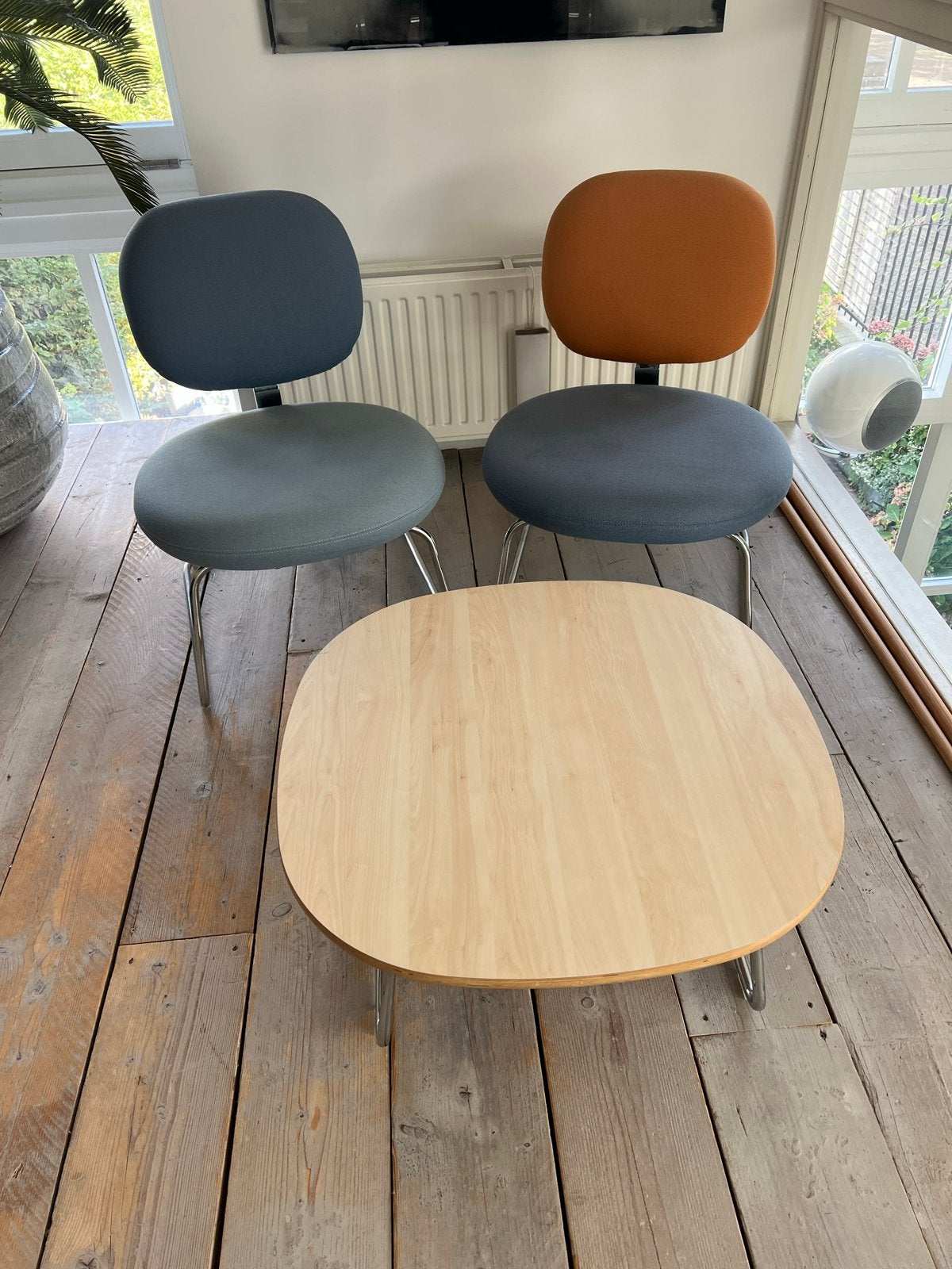 Artifort stoeltjes met tafeltje ., Huis en Inrichting, Ophalen, Gebruikt, Twee, Overige kleuren