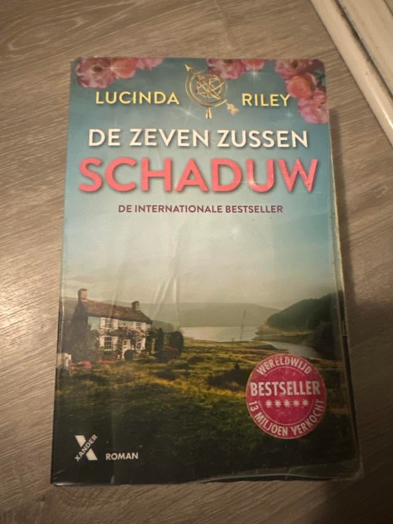 De Zeven Zussen: Schaduw - Lucinda Riley Roman, Boeken, Ophalen of Verzenden, Gelezen, Europa overig