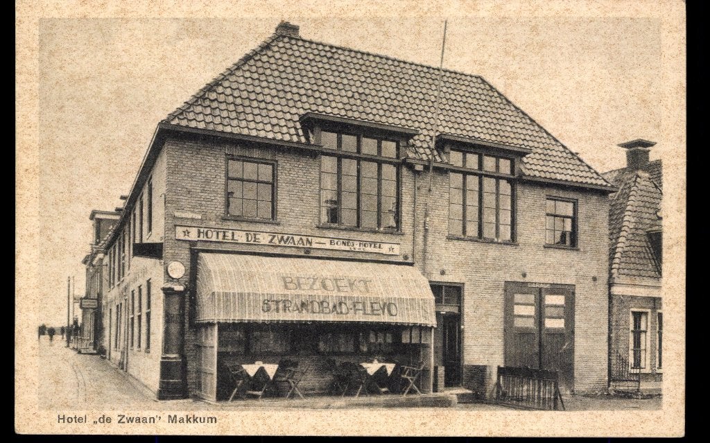 Makkum (Frl.), Hotel de Zwaan, ca. 1935, Verzamelen, Ansichtkaarten | Nederland, Verzenden, 1920 tot 1940, Ongelopen, Friesland