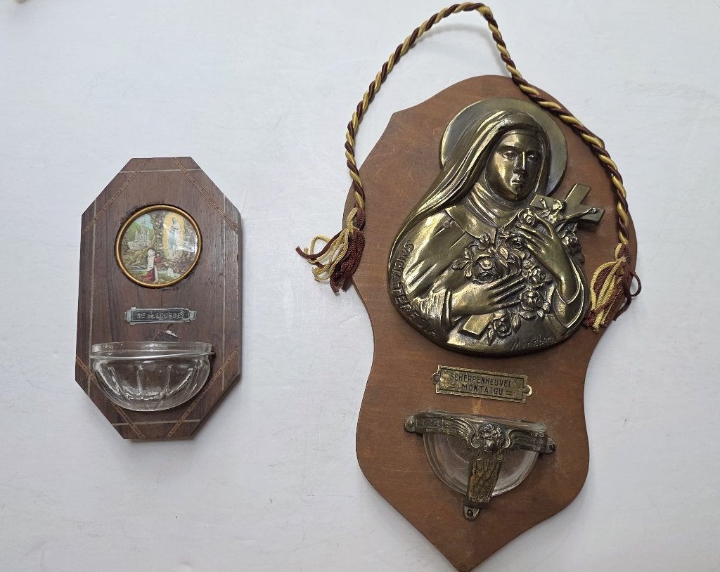 2 oude wijwatervaten: Lourdes en Scherpenheuvel van Munsberg, Ophalen of Verzenden, Gebruikt, Overige typen, Christendom | Katholiek