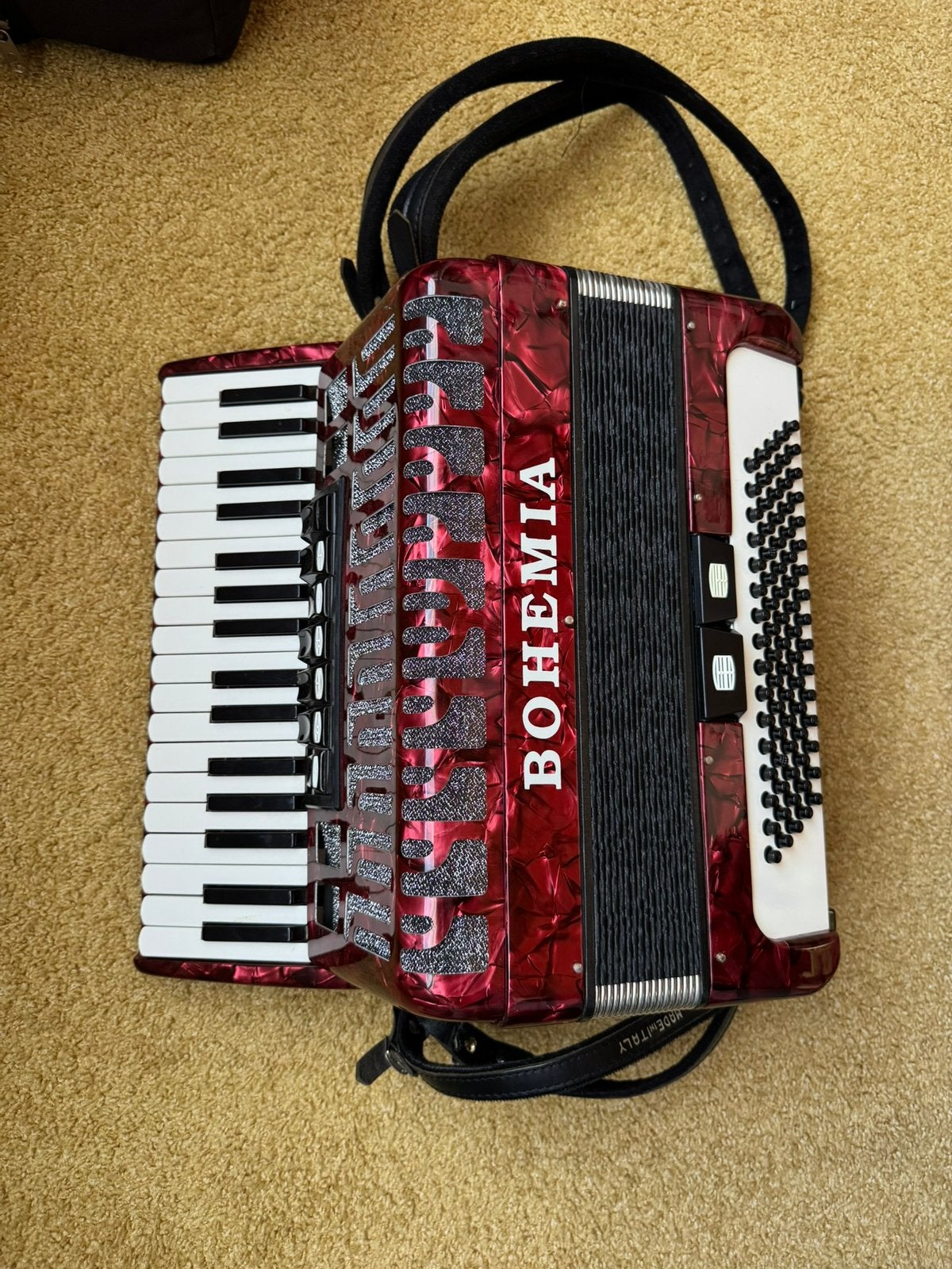 Rode Bohemia accordeon 80 bas, Met riemen, 80-bas, Toetsaccordeon, Zo goed als nieuw