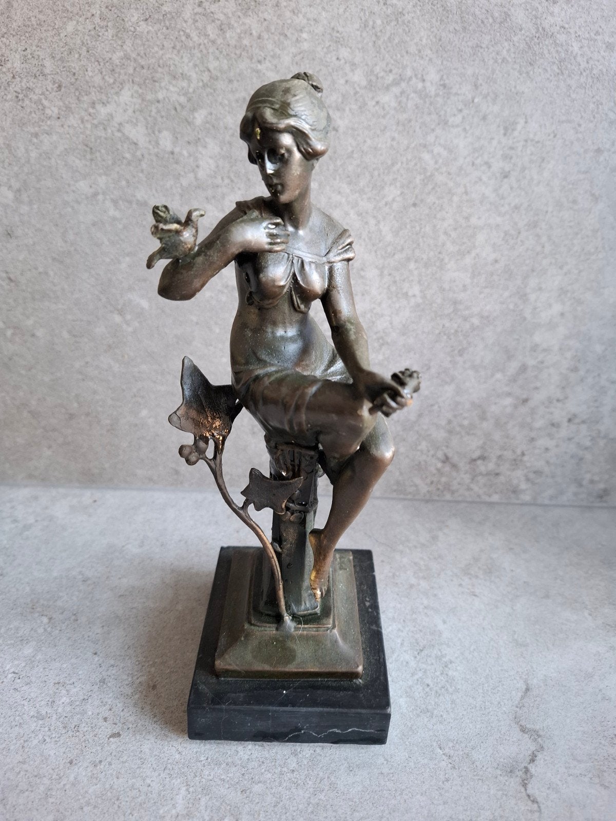 Bronzen beeldje van vrouw met vogel op marmeren sokkel, Antiek en Kunst, Gepatineerd, Ophalen of Verzenden, Brons, 20 - 50 cm