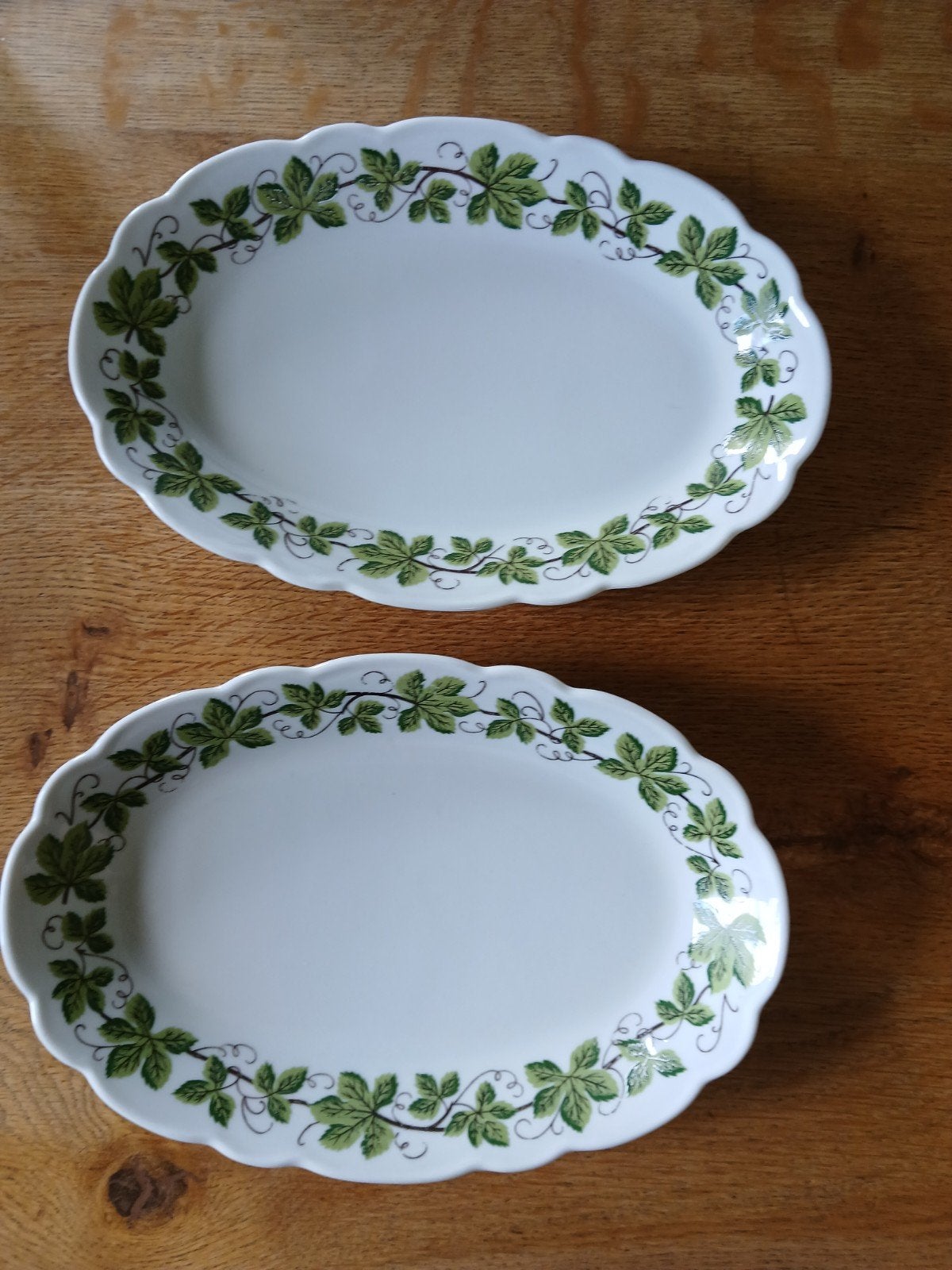 2x Ovale Schaaltjes met Klimopdecor - Tirschenreuth Bavaria, Ophalen of Verzenden, Overige stijlen, Porselein, Schaal of Schalen