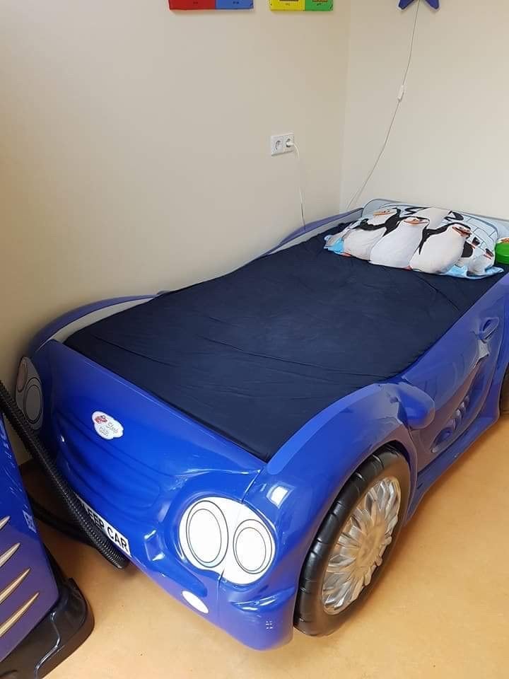 Kinderbed en kast/bureau in de vorm van een auto met pomp, Ophalen, 85 tot 100 cm, Zo goed als nieuw, Lattenbodem