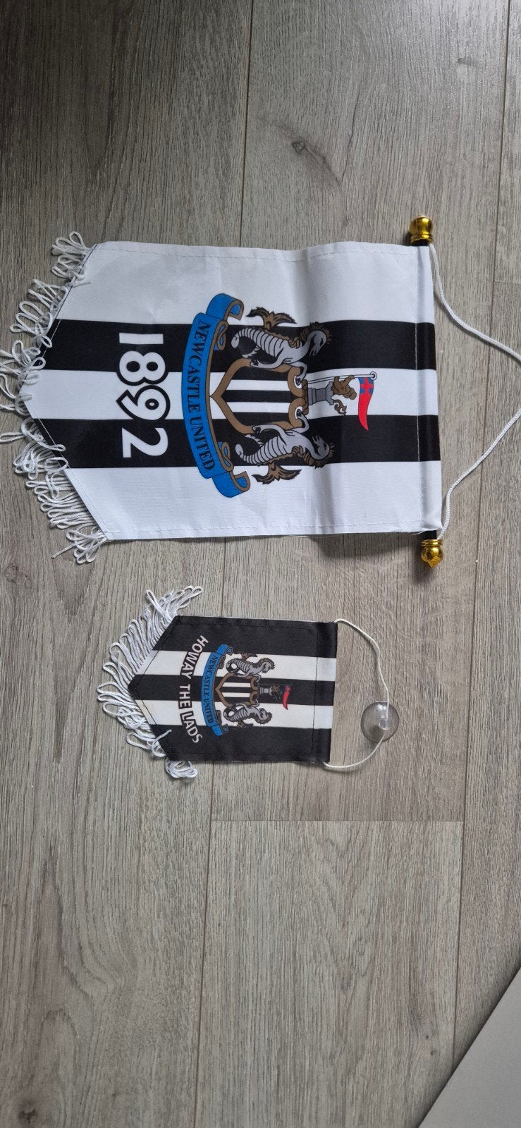 officiële Newcastle United F.C. vaandels kleine & grote  vaa, Ophalen of Verzenden, Buitenlandse clubs