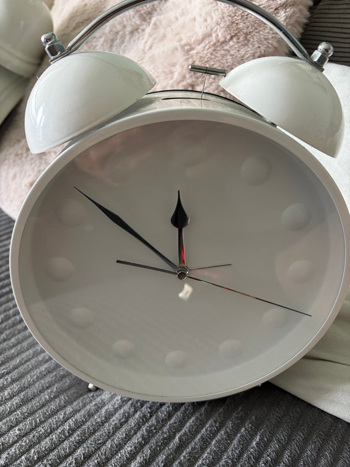 Witte alarmklok met secondewijzer en dubbele bel, Gebruikt, Wit, Analoog, Werkt op batterijen