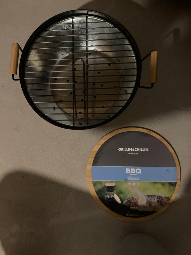 Gusta BBQ met bamboe serveerplank - Nieuw in doos, Ophalen of Verzenden, Nieuw, Met accessoires