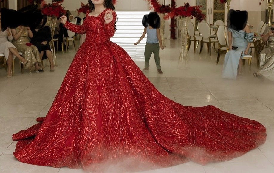 Prachtige rode henna/verlovings/trouwjurk met lange sleep, Ophalen of Verzenden, Gedragen, Rood, Trouwjurk