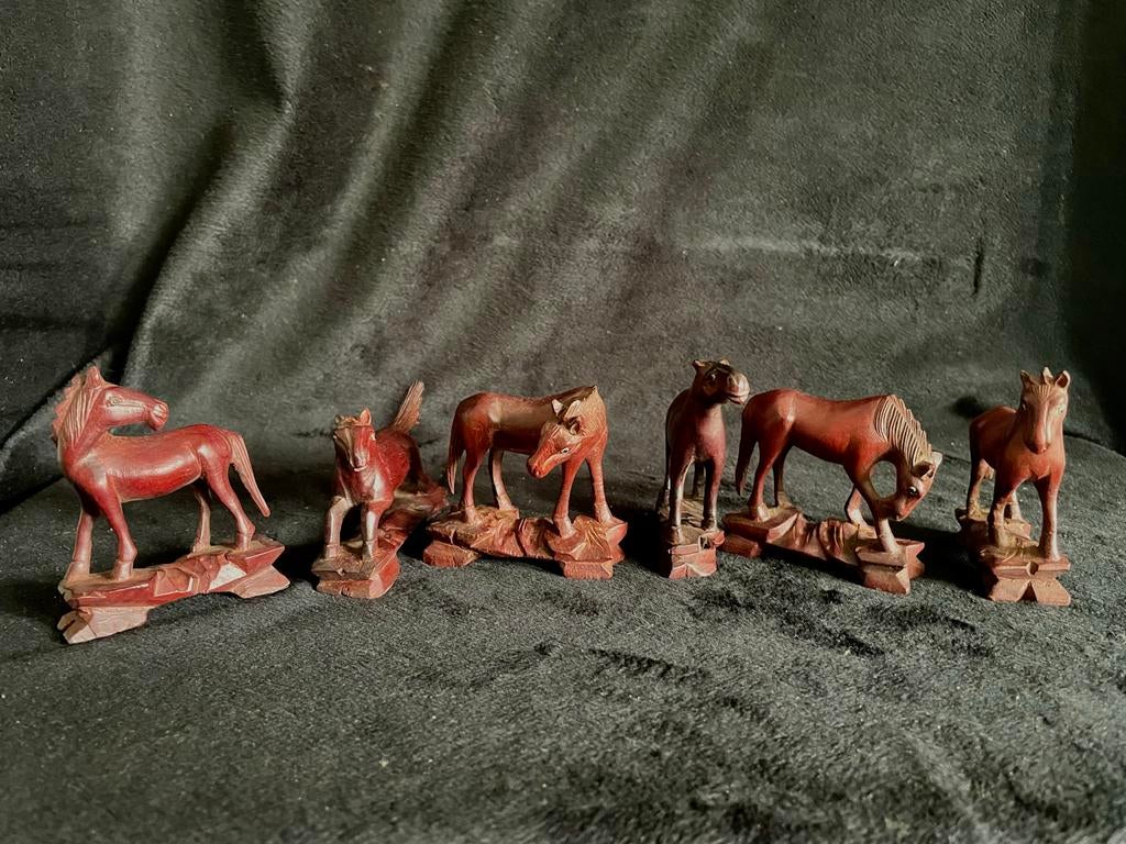 6 houten vintage chinese “Mu Wang” paarden beeldjes, Minder dan 20 cm, Ophalen of Verzenden, Zoogdier, Op sokkel