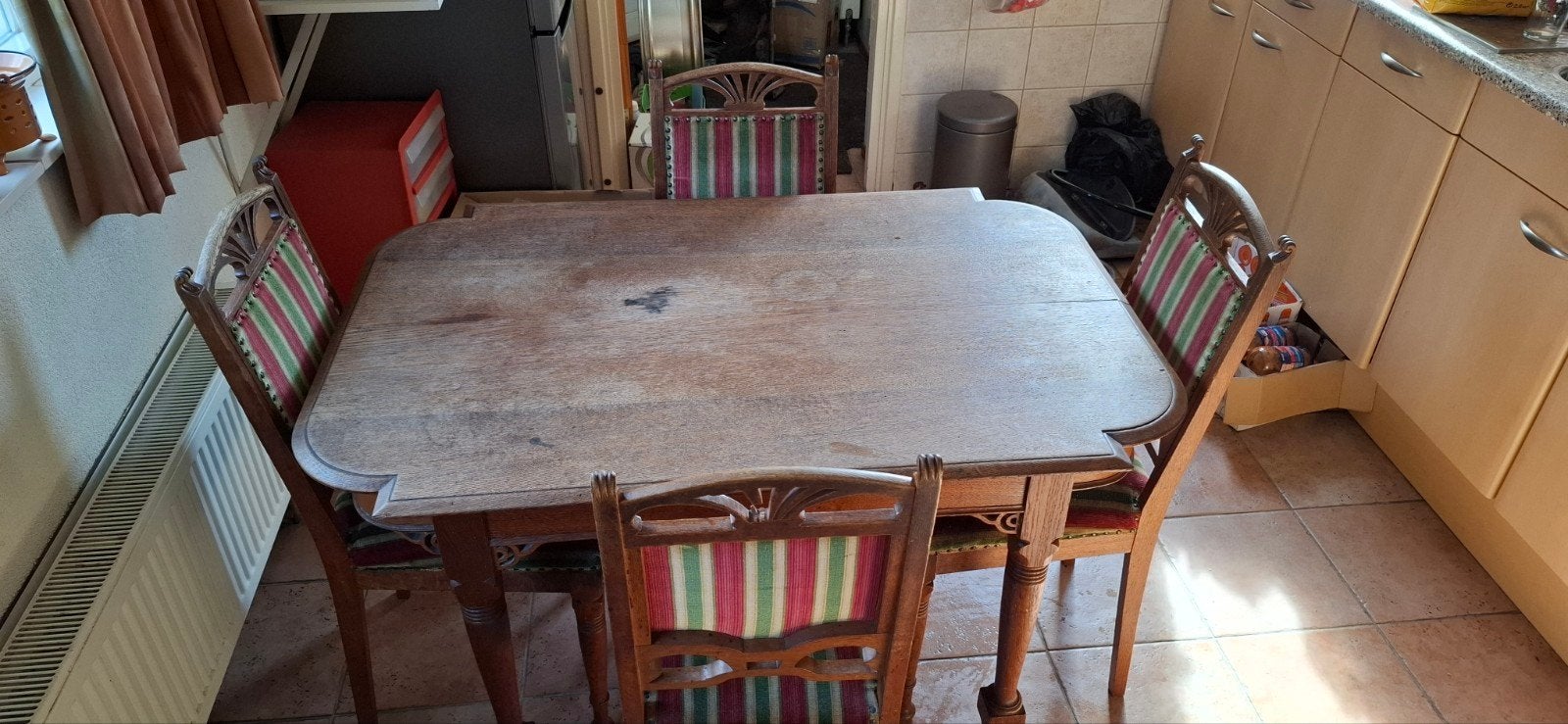 Antieke houten stoelen met gestreepte bekleding, Ophalen
